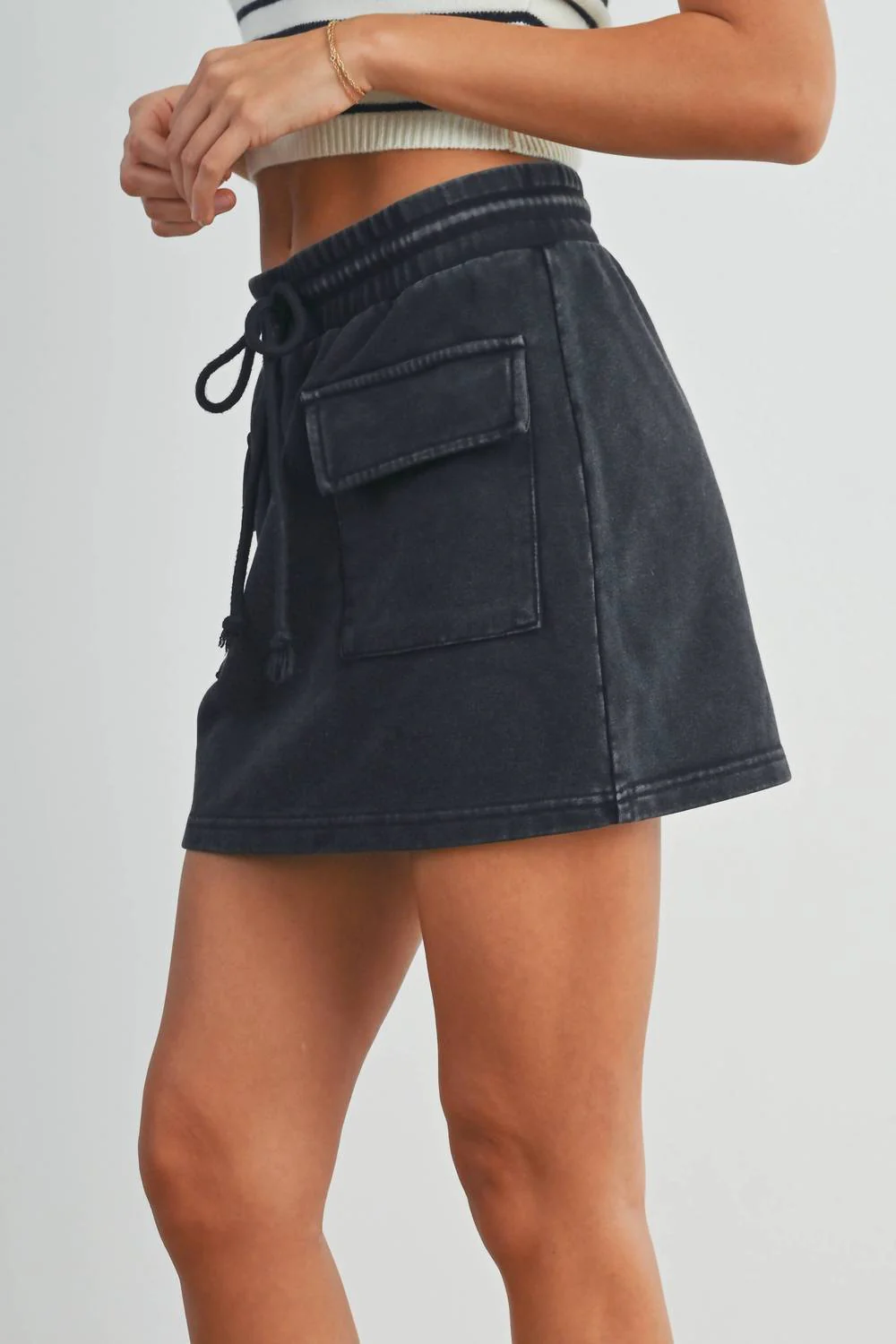 Front Pocket Skirt In Black