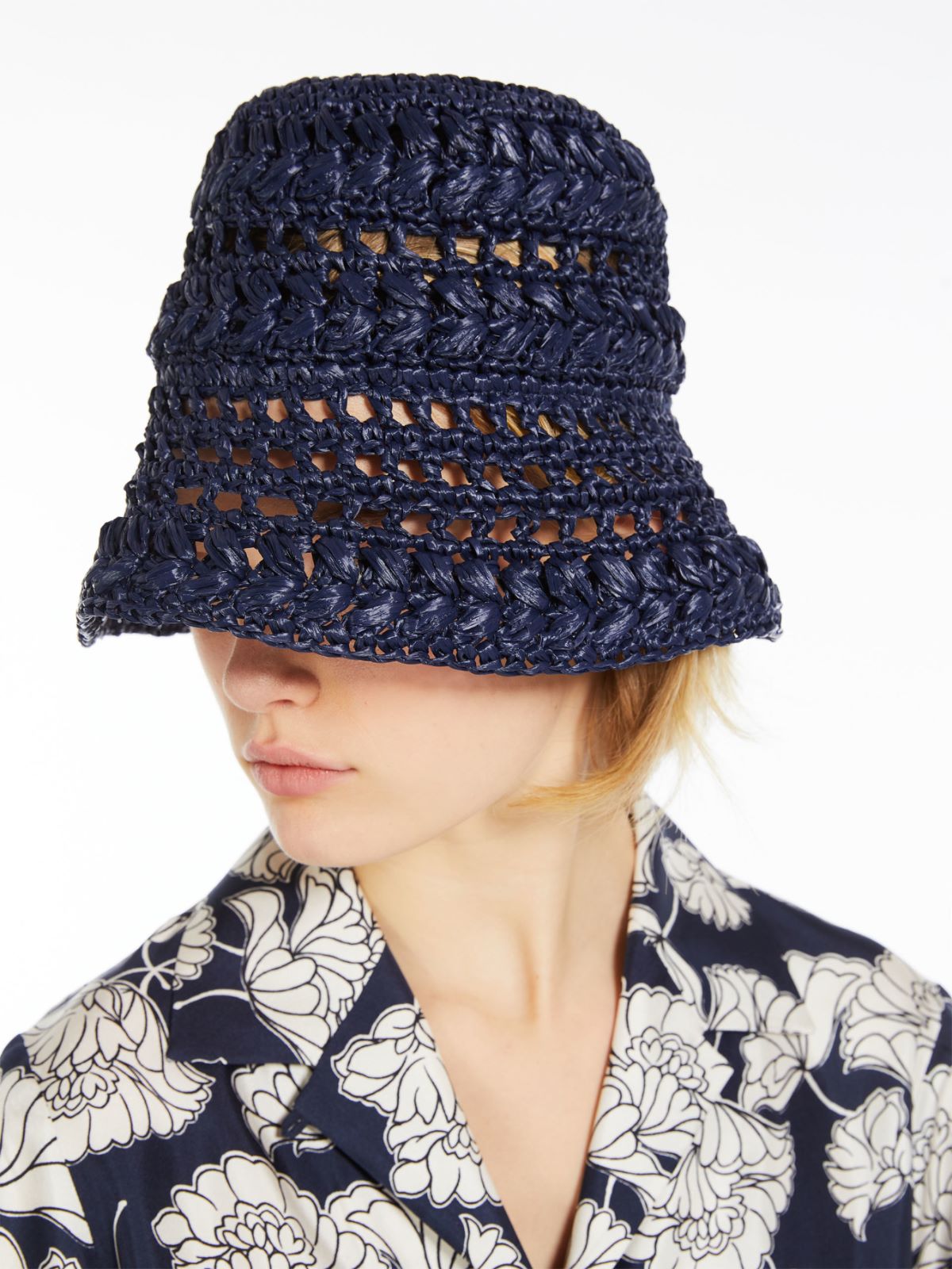 Cappello in rafia crochet