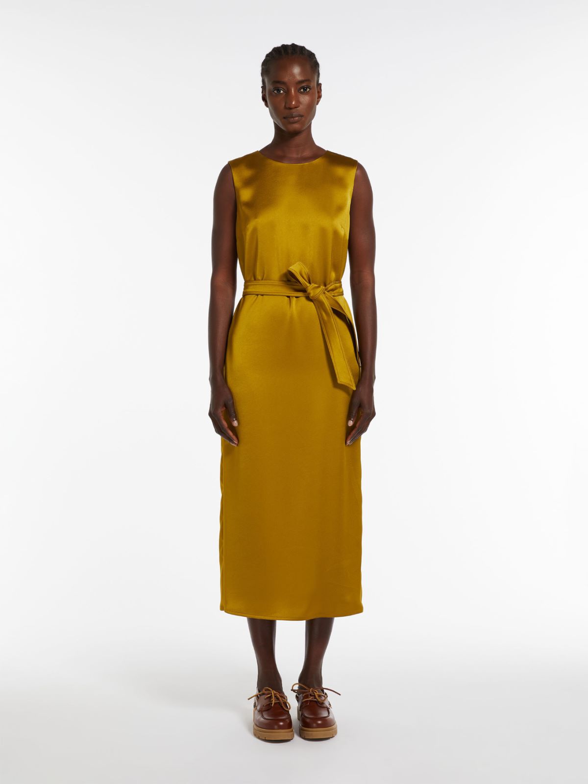 Abito in raso con cintura