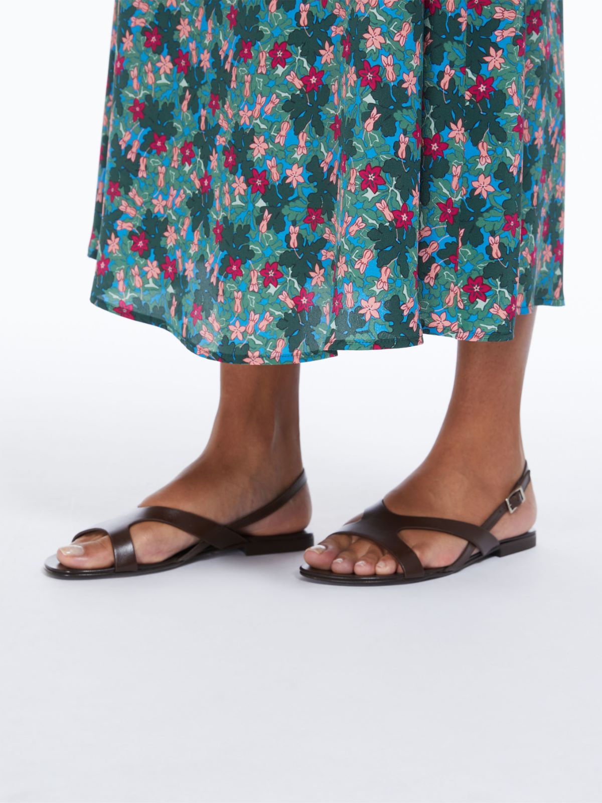 Sandalo flat in cuoio