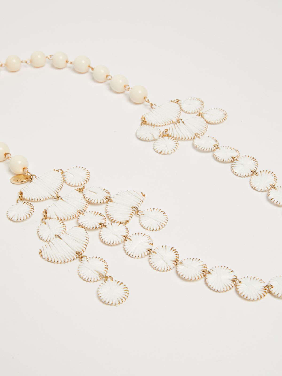 Collana in viscosa e resina