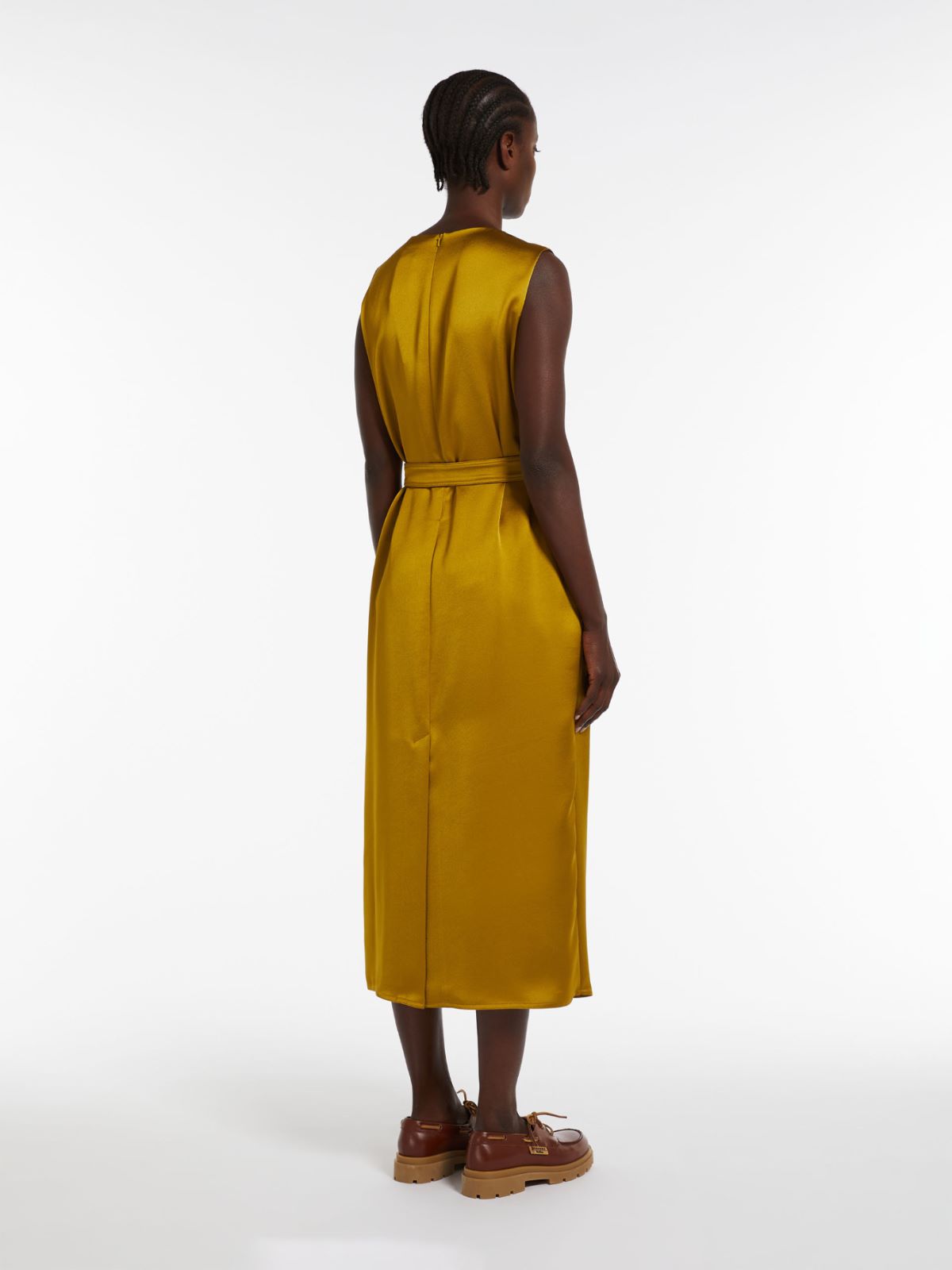 Abito in raso con cintura