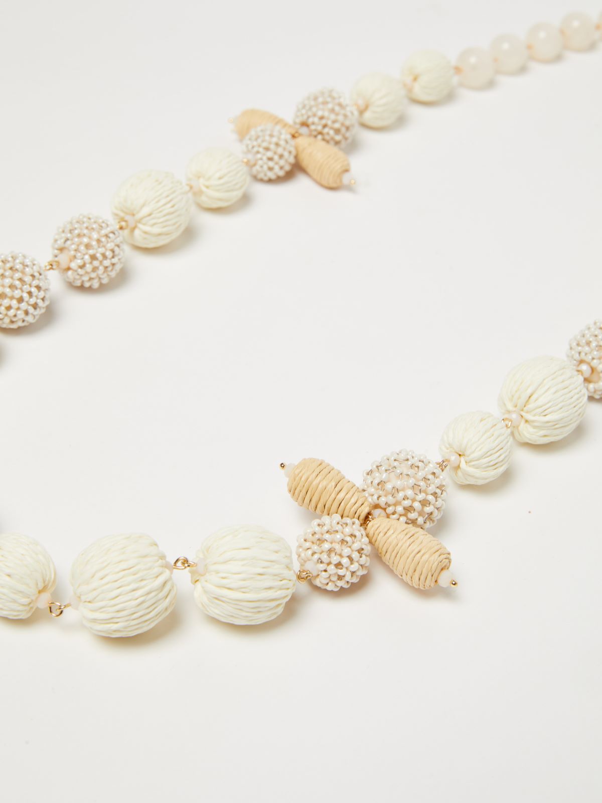 Collana in resina e metallo