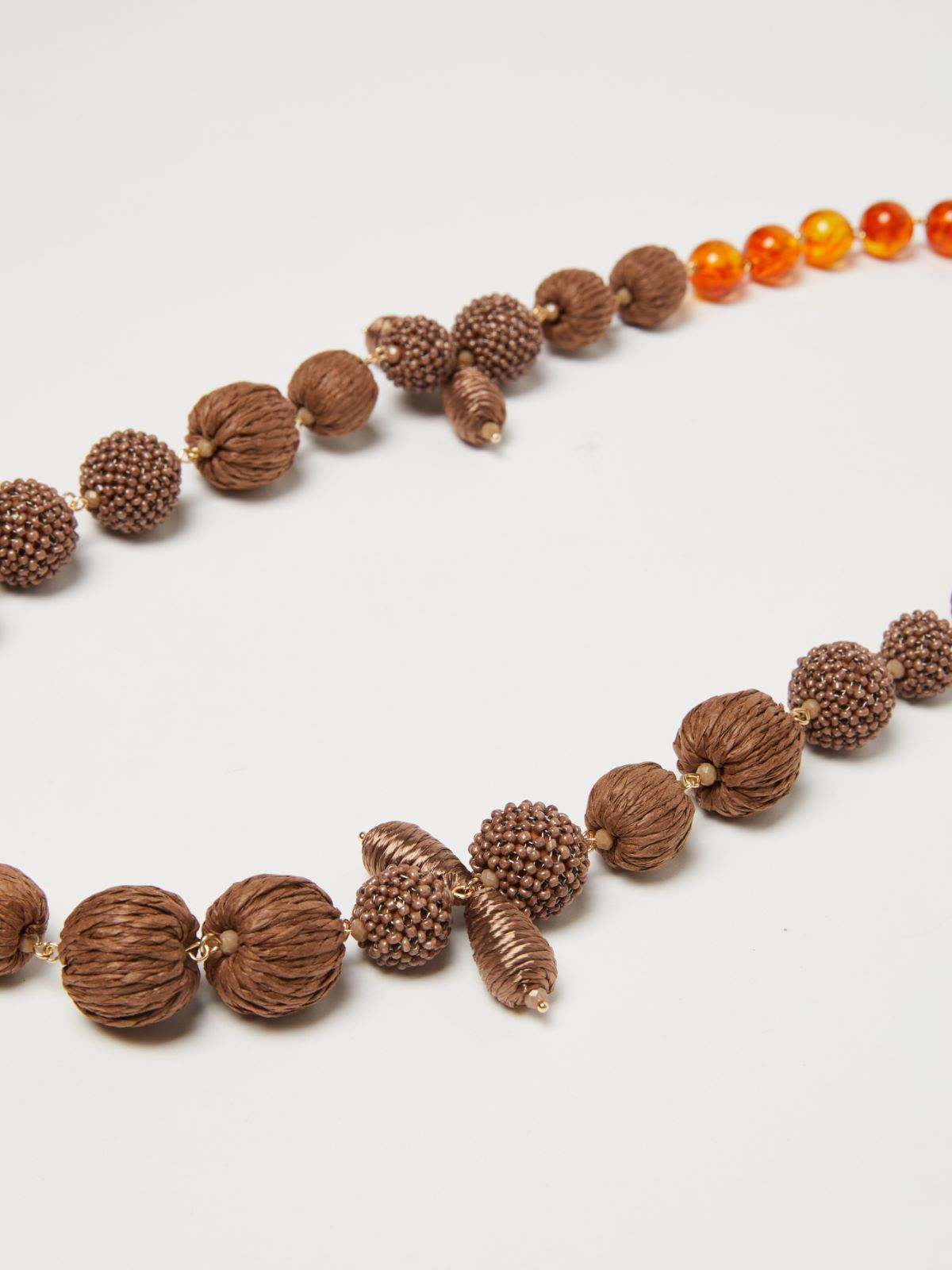 Collana in resina e metallo