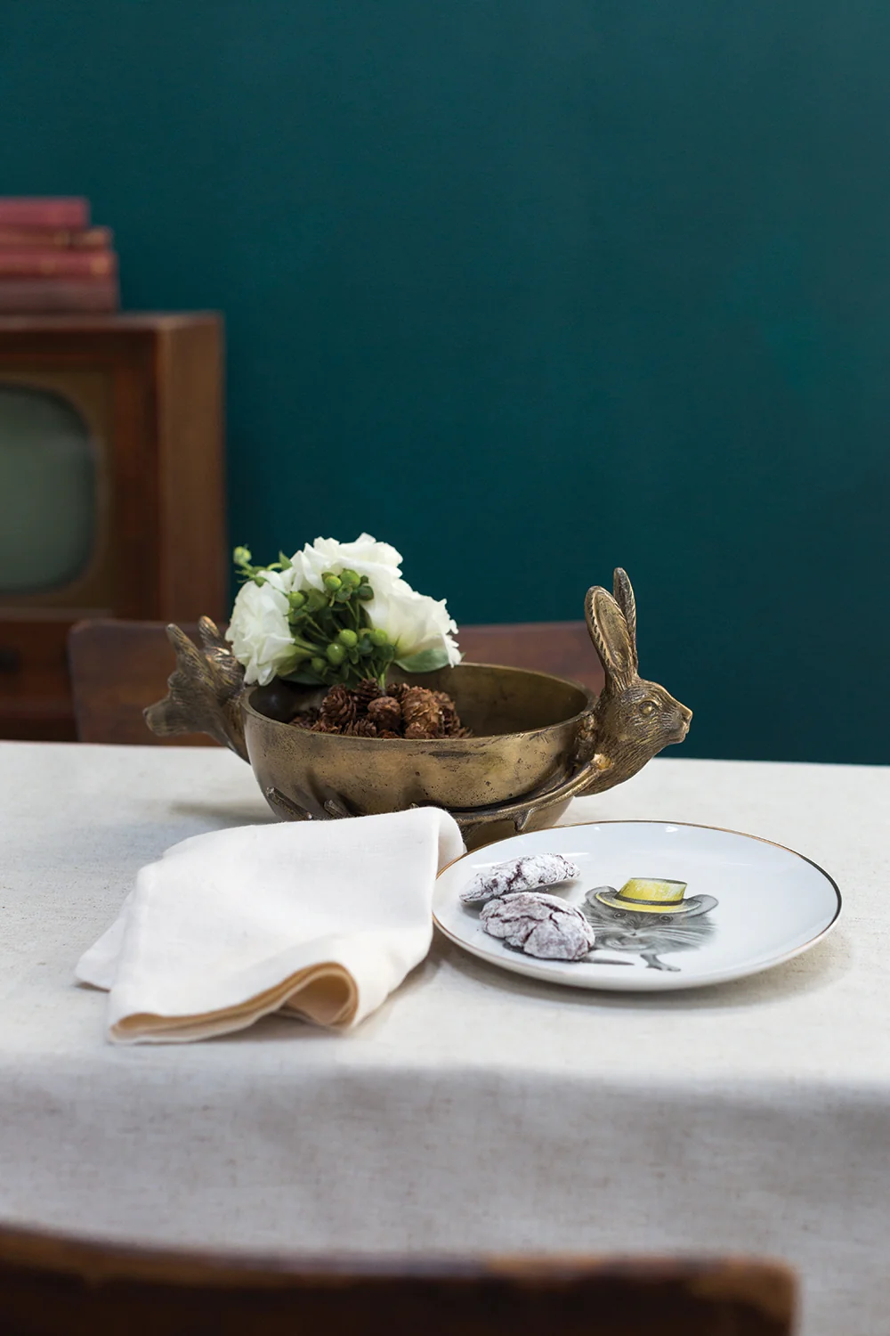 E+E Figurine Matte Brass Handle Bowl