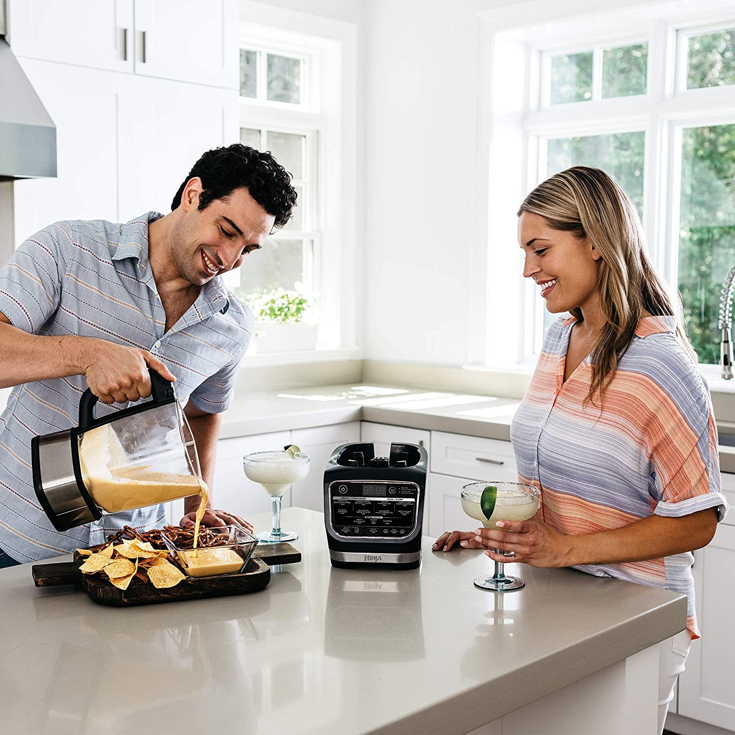 2025 Licuadora Ninja Foodi Fría y Caliente con 1400 Vatios Pico, Jarra de Vidrio Antiadherente (HB152), 64 oz, Negr