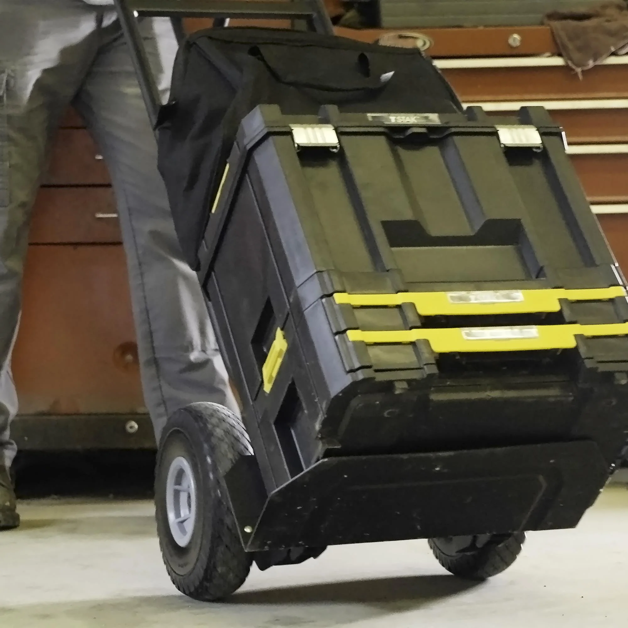 2025 Carretilla manual COSCO Load Assist con mango en P y ruedas antipinchazos, capacidad de carga 360 kg