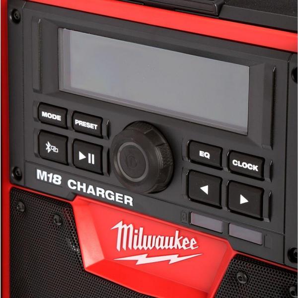 2025 Radio/Estación de Carga Milwaukee M18 con Batería de Ión-Litio y Bluetooth 2792-20