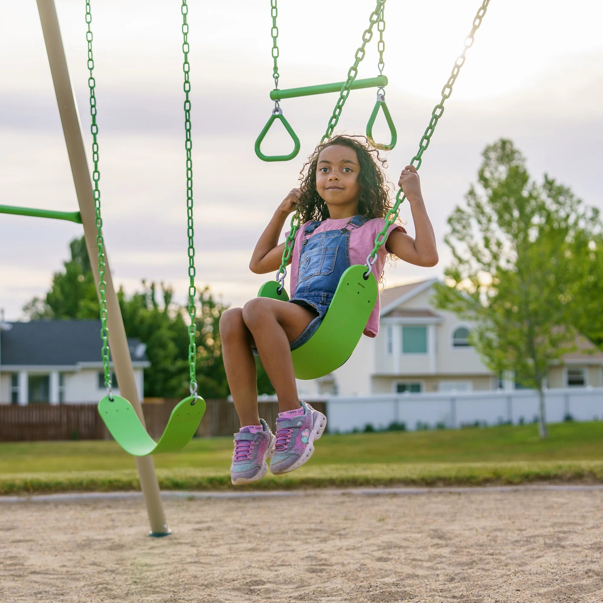 2025 Set de Columpios de Metal para Niños Lifetime con 2 Columpios de Cinta y Barra de Trapecio – 9 pies (91206)