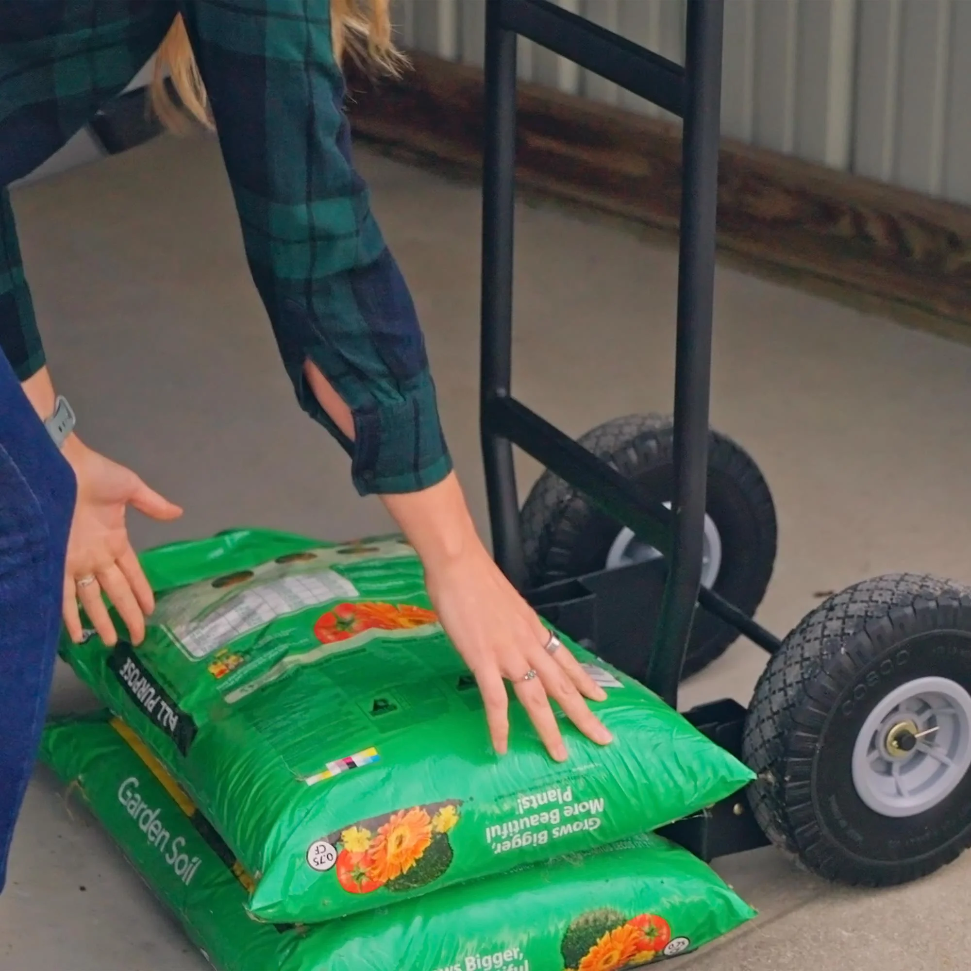 2025 Carretilla manual COSCO Load Assist con mango en P y ruedas antipinchazos, capacidad de carga 360 kg