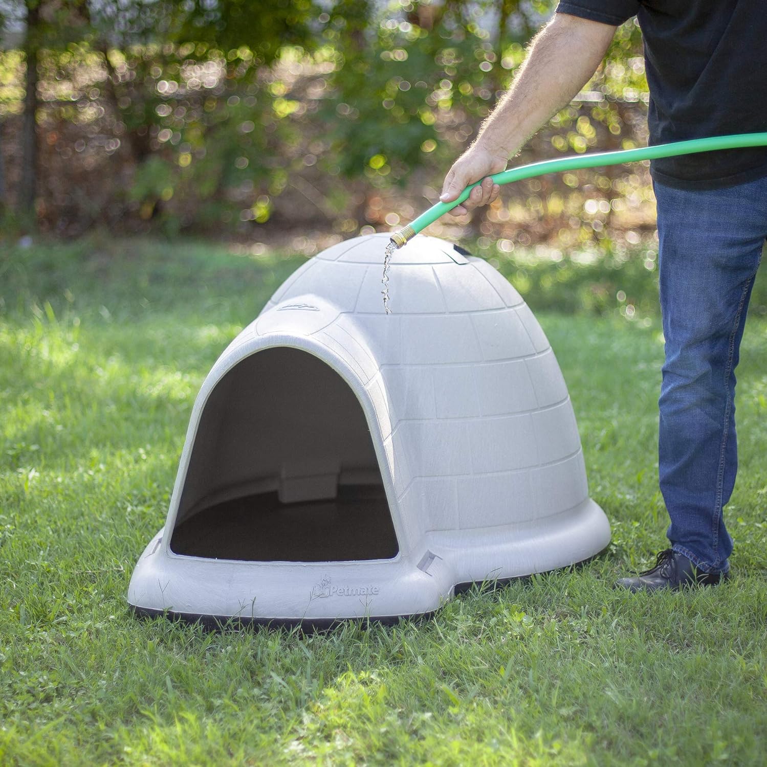 2025 Petmate Indigo Casa para Perros (Casa Tipo Igloo, Hecha en EE. UU. con 90% de Materiales Reciclados, Refugio para Mascotas con Protección para Todo Clima) para Perros Extra Grandes - 90 a 125 libras, Hecha en EE. UU.