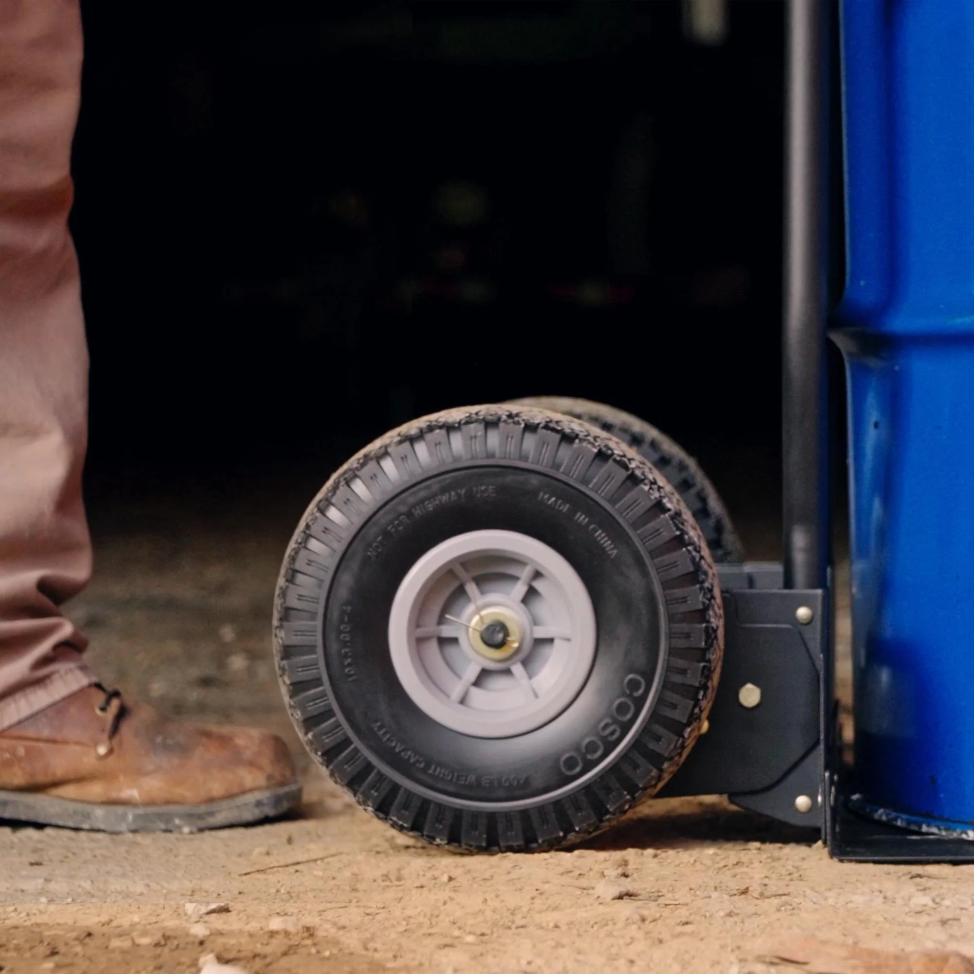 2025 Carretilla manual COSCO Load Assist con mango en P y ruedas antipinchazos, capacidad de carga 360 kg