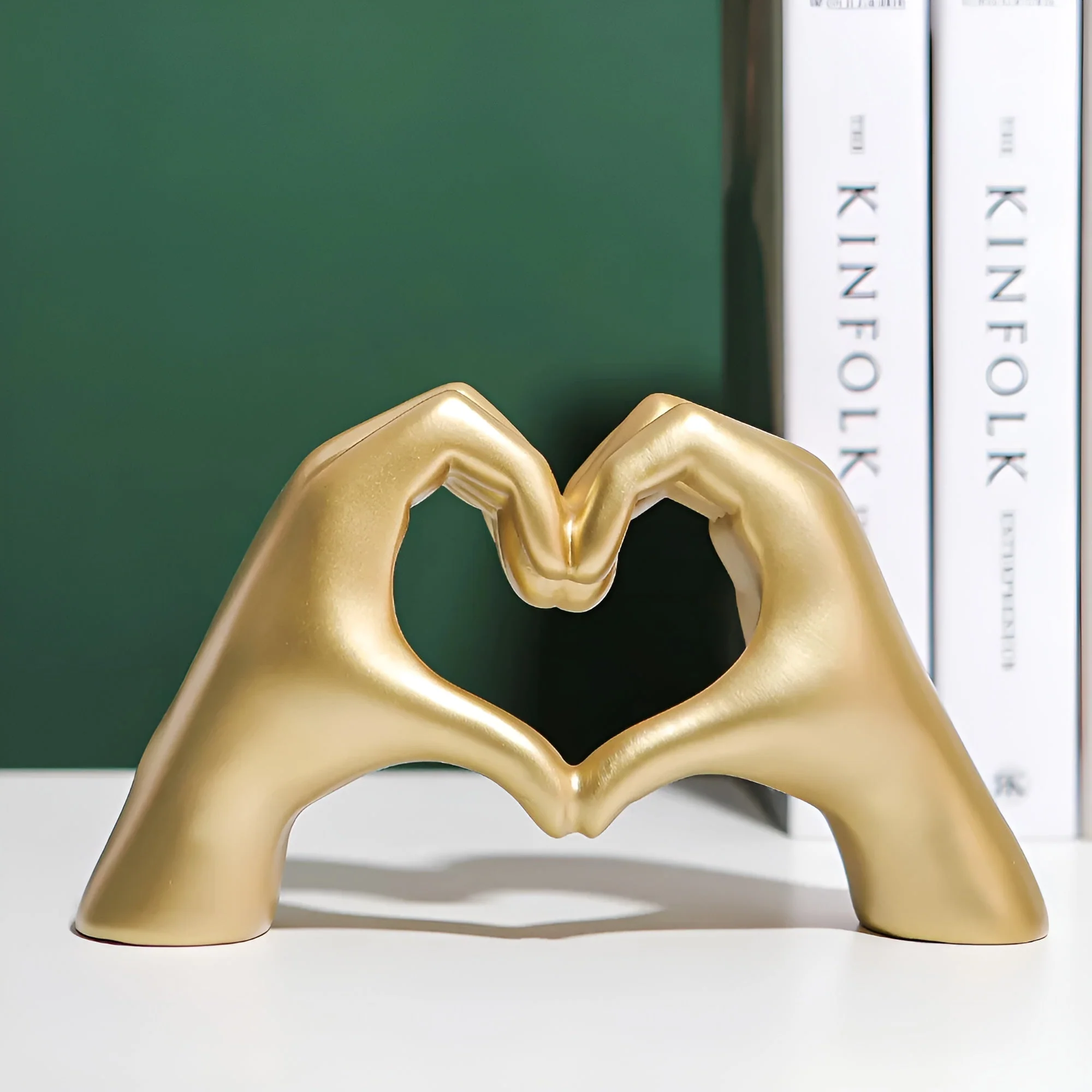 Moderne Hand-Liebesfigur aus Harz – Symbol für zeitlose Zuneigung und elegante Dekoration