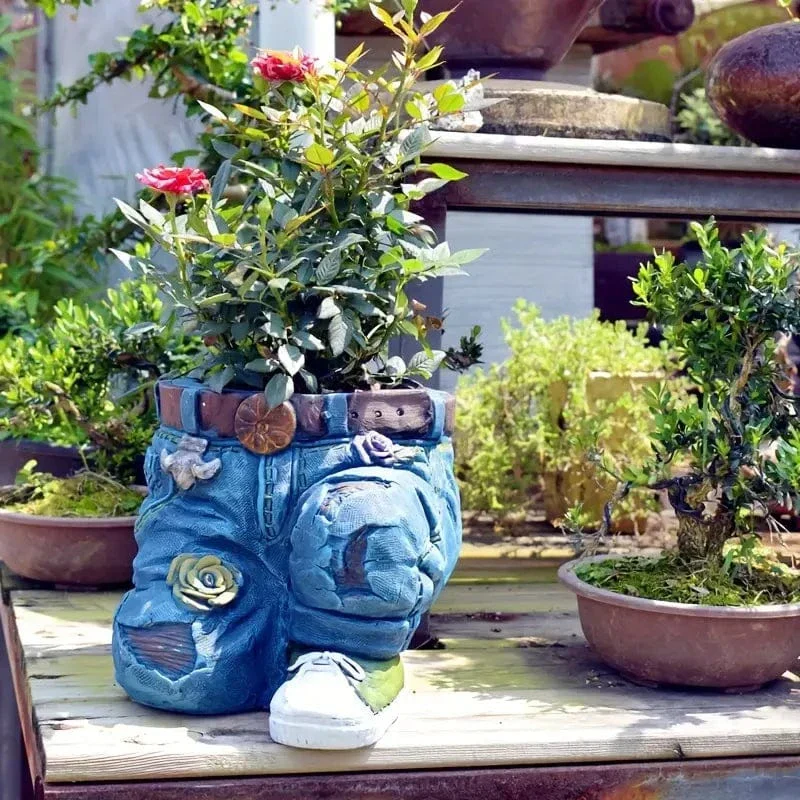 Skurriler Blumentopf aus Resin im Jeans-Design für Kreative Dekoration