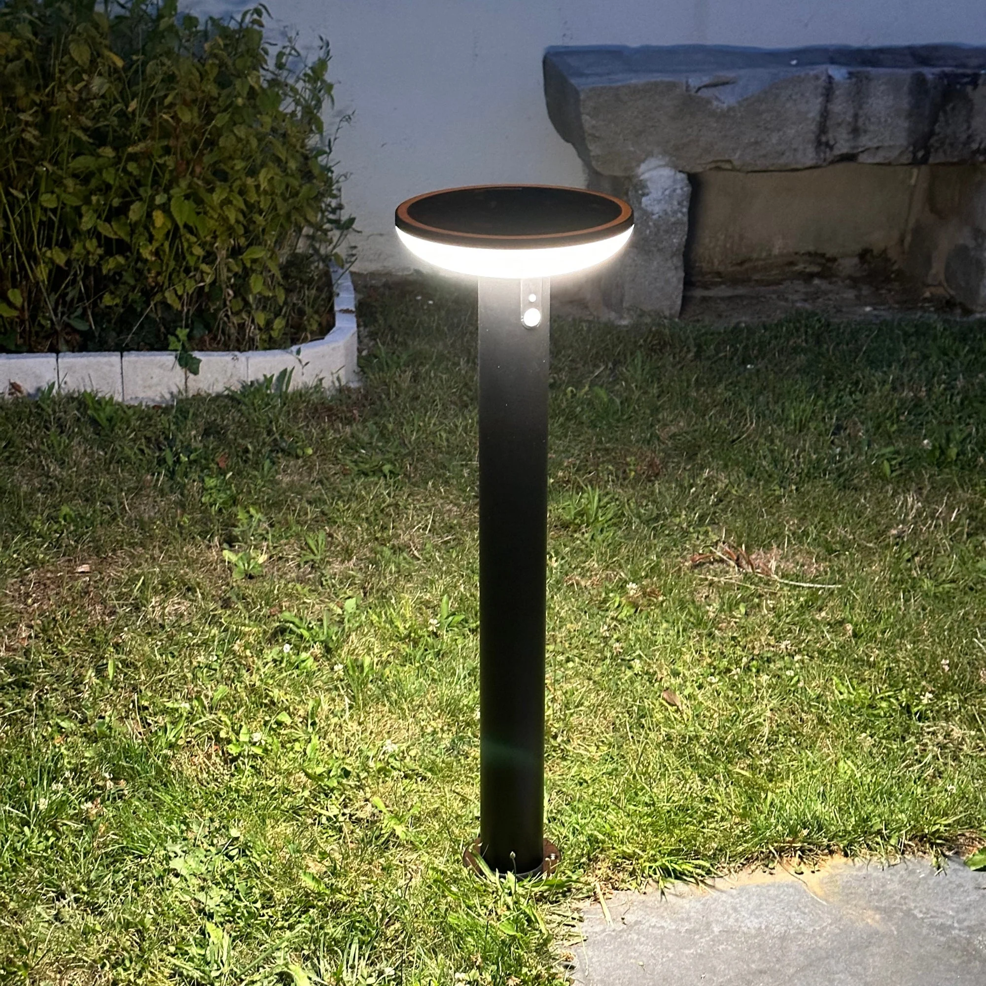 Elegante Solar Außenlampe mit Drei Beleuchtungsmodi für Stilvolle Gartenbeleuchtung