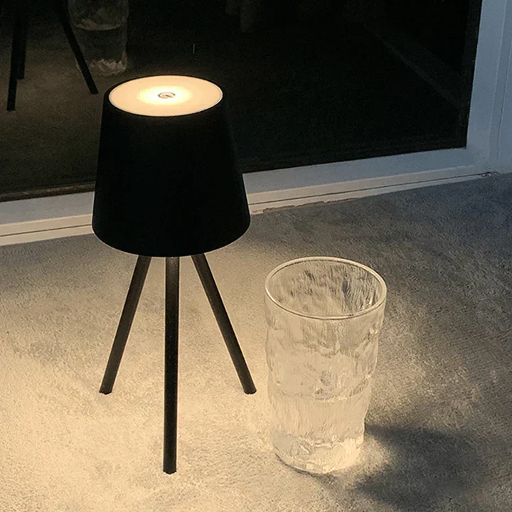 Moderne Akku Tischleuchte mit LED für stimmungsvolle Nachttischlampe und elegantes Design