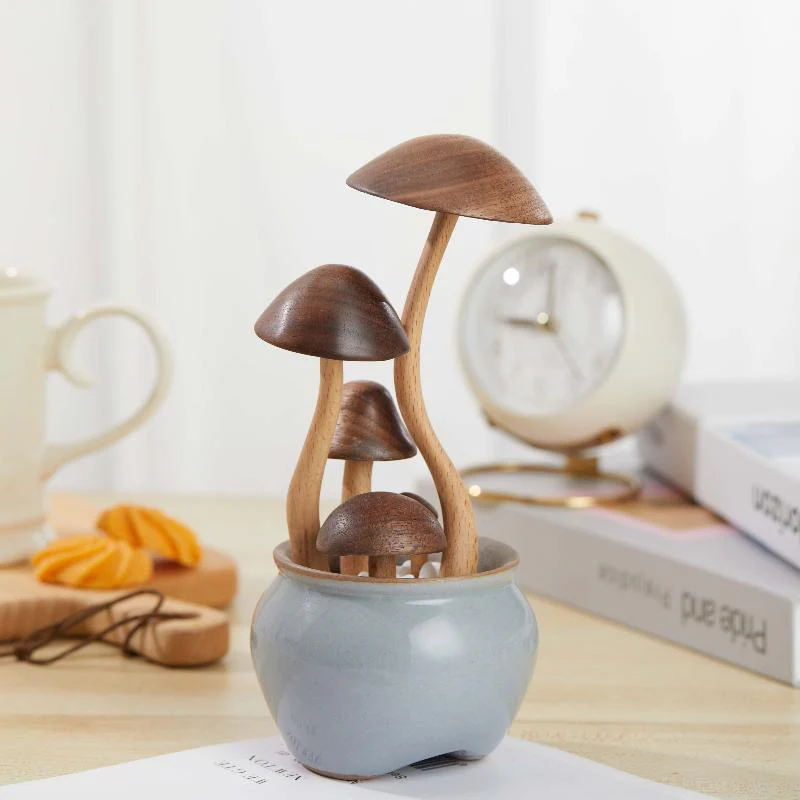 Verspielte Holzdekoration - Handgefertigte Holz-Pilzornamente für modernes Wohnen