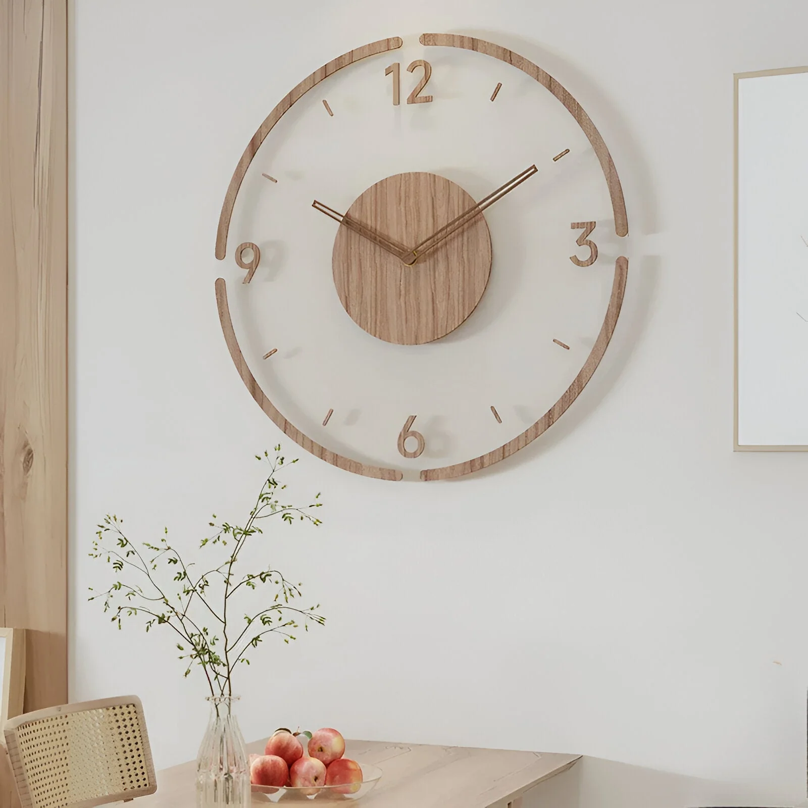 Moderne Wanduhr aus Holz mit digitaler Anzeige und stilvollem Design