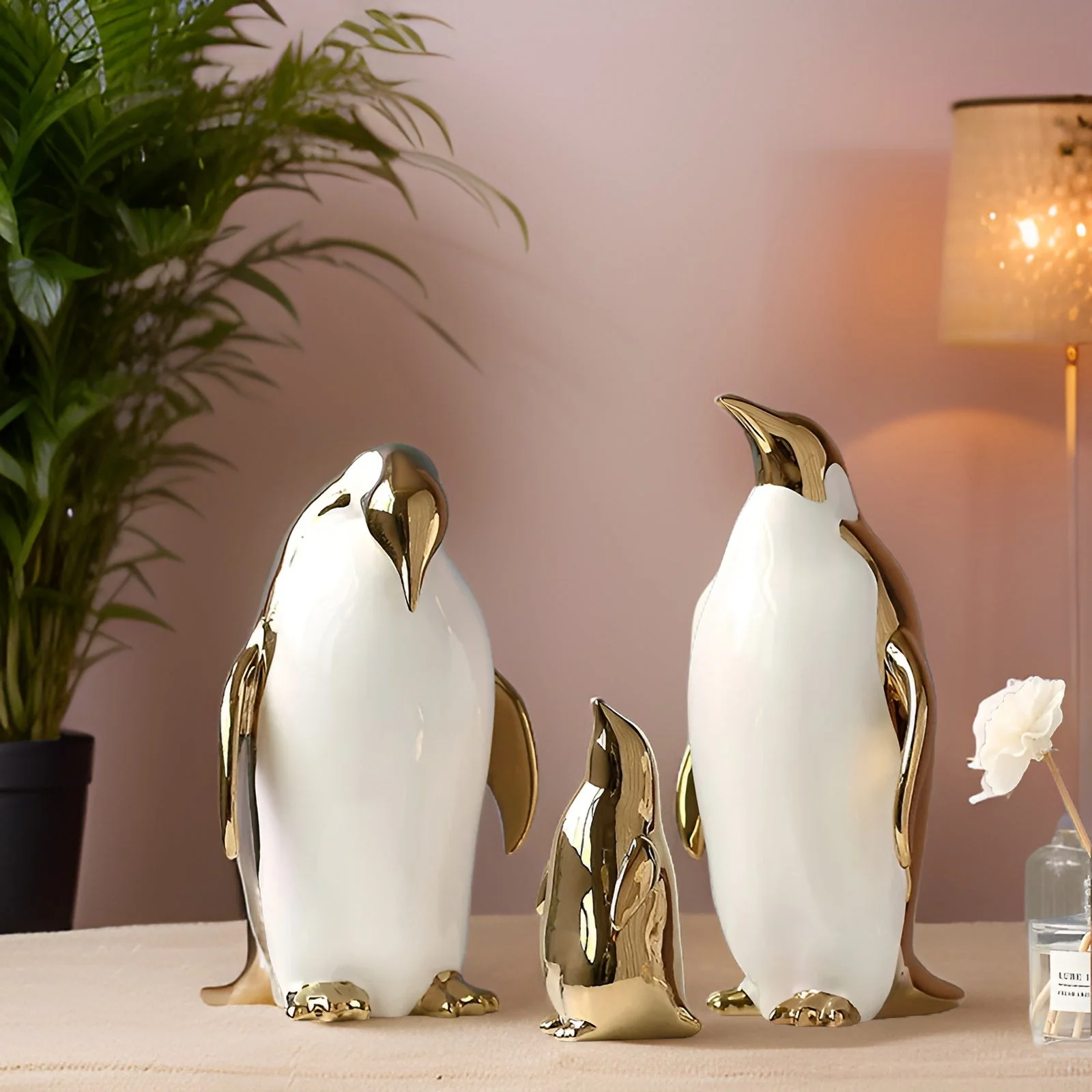 Elegante Keramik Pinguin Skulptur mit Goldakzenten für Luxuriöse Wohnraumgestaltung