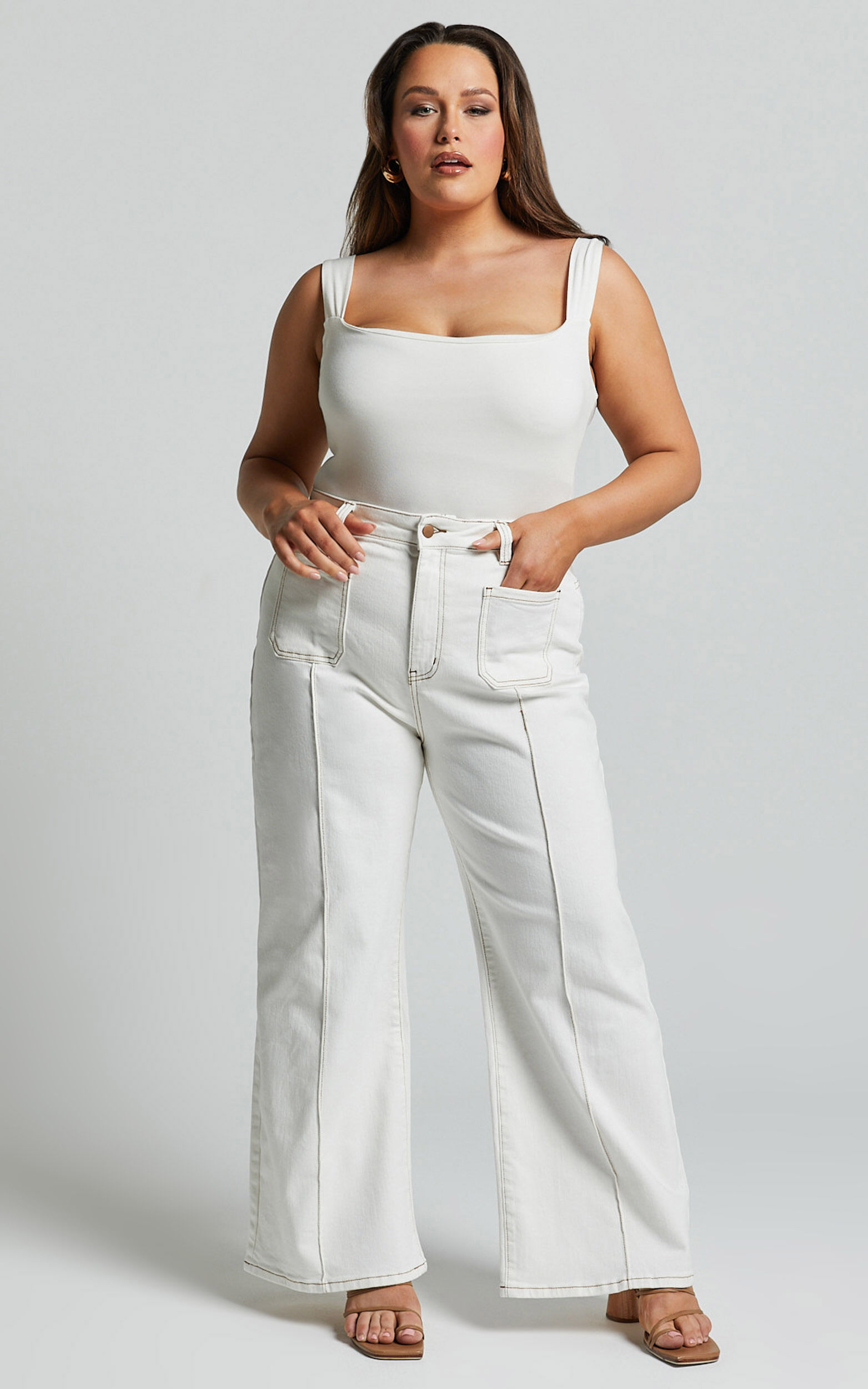 Malcolm Jeans - Mid Rise Contrast Stitch Flared Denim Jeans in White Denim