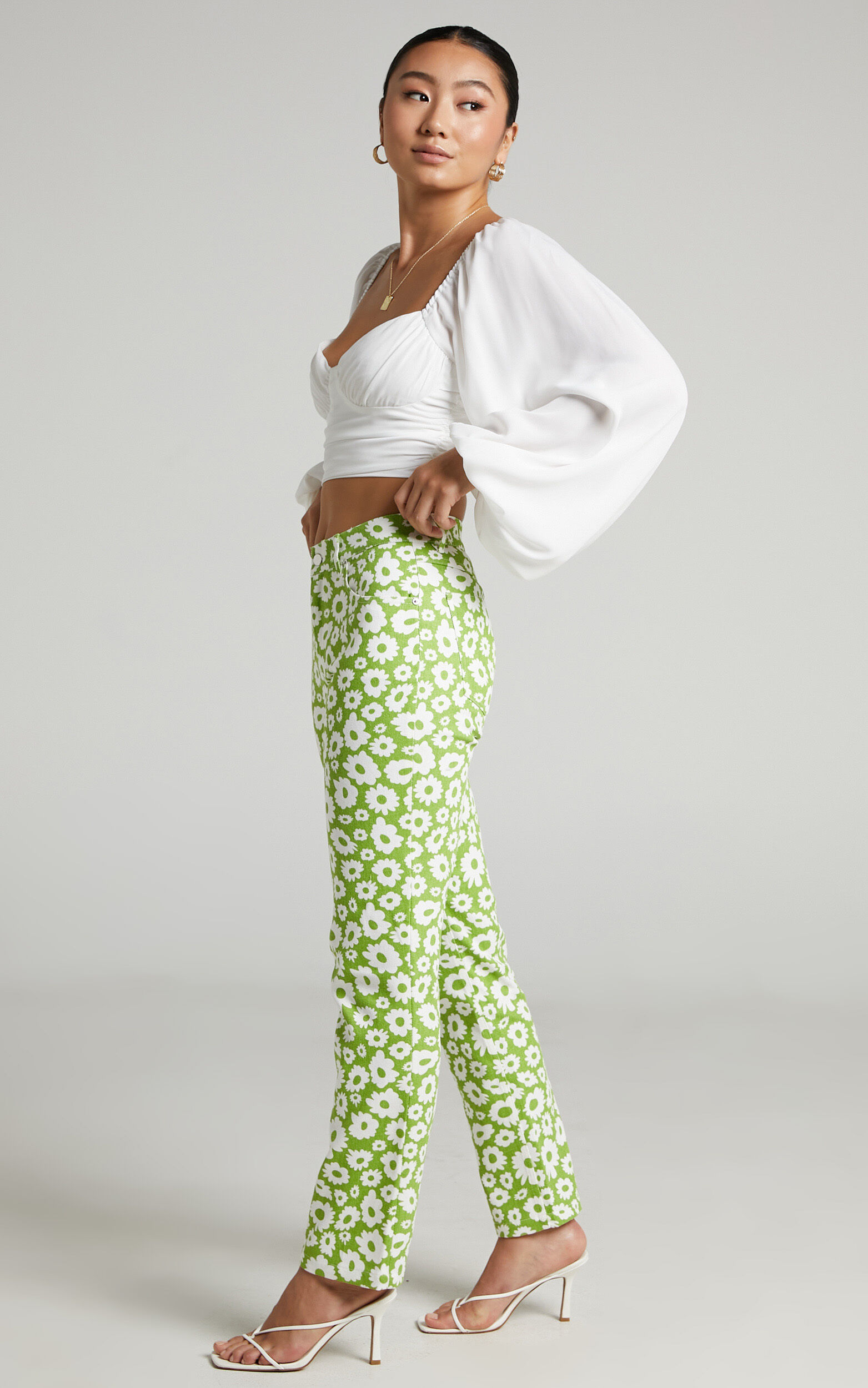 Zabee Jeans - Mid Rise Drill Denim Jeans in Ditsy Floral