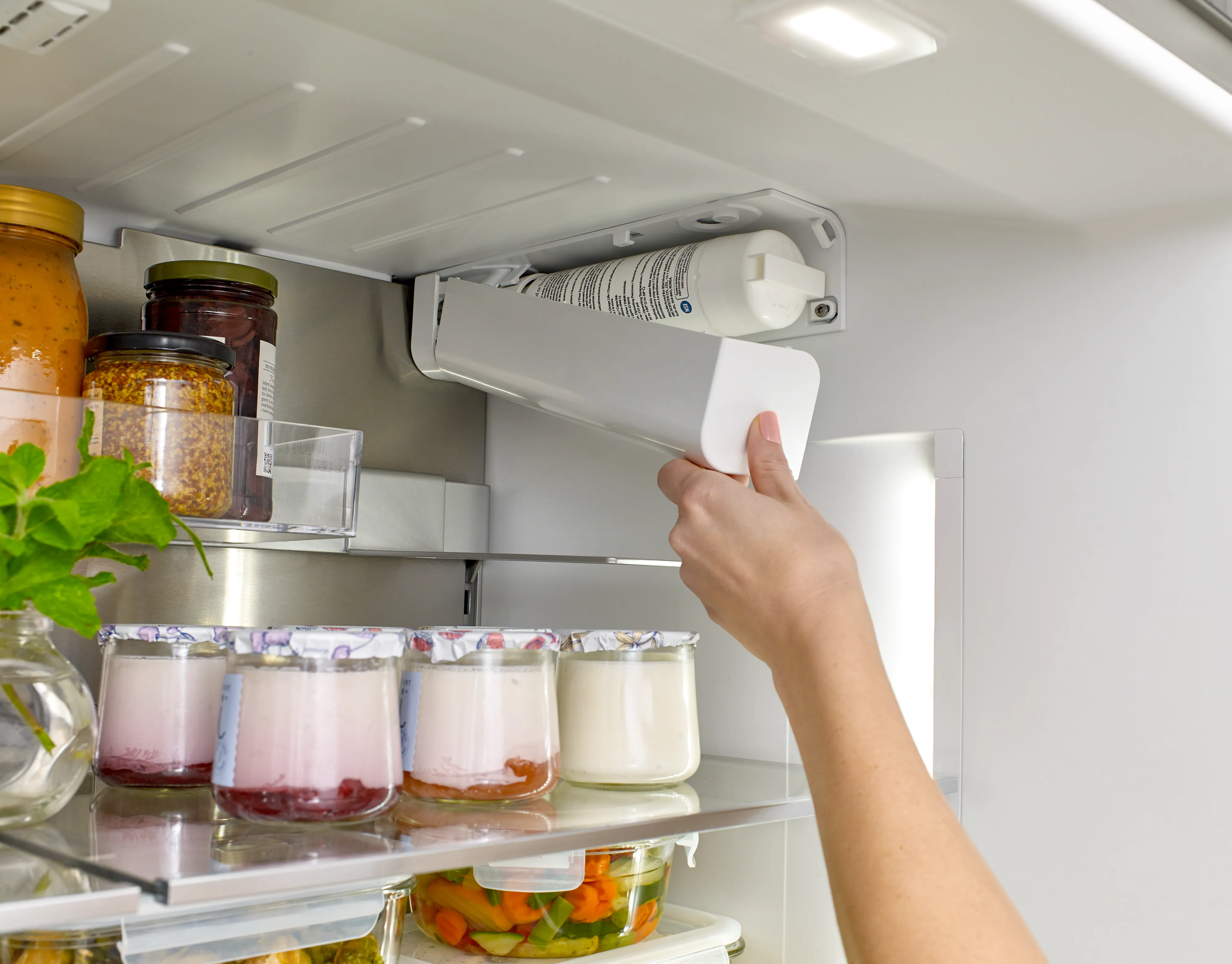 Bosch B36CT80SNB 800 Series French Door Bottom Mount Refrigerator 36'' Black Stainless Steel