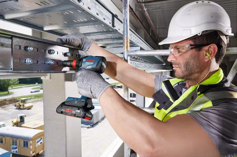 BOSCH COMBI-KIT 4 18V TOOLS: GSR 18V-90C + GDX 18V-210C + GBH 18V-24C + GSA 18V-28 + 1 4.0 AH BATTERY (PROCORE) + 2 5.5 AH BATTERIES (PROCORE) + GAL 1880CV ( L)PROFESSIONAL