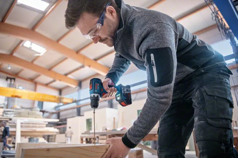 BOSCH COMBI-KIT 4 18V TOOLS: GSR 18V-90C + GWS 18V-15 PSC + GKM 18V-50 + GGS 18V-23 PLC + 1 4.0 AH BATTERY (PROCORE) + 2 5.5 AH BATTERIES (PROCORE) + GAL 1880CV (L) PROFESSIONAL