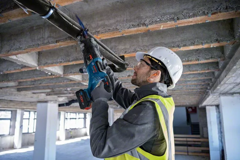 BOSCH COMBI-KIT 3 18V TOOLS: GSB 18V-110C + GKS 18V-68GC + GSA 18V-28 + 1 4.0 AH BATTERY (PROCORE) + 2 5.5 AH BATTERIES (PROCORE) + GAL 1880CV (L) PROFESSIONAL