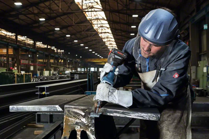 BOSCH COMBI-KIT 4 18V TOOLS: GSR 18V-90C + GWS 18V-15 PSC + GKM 18V-50 + GGS 18V-23 PLC + 1 4.0 AH BATTERY (PROCORE) + 2 5.5 AH BATTERIES (PROCORE) + GAL 1880CV (L) PROFESSIONAL