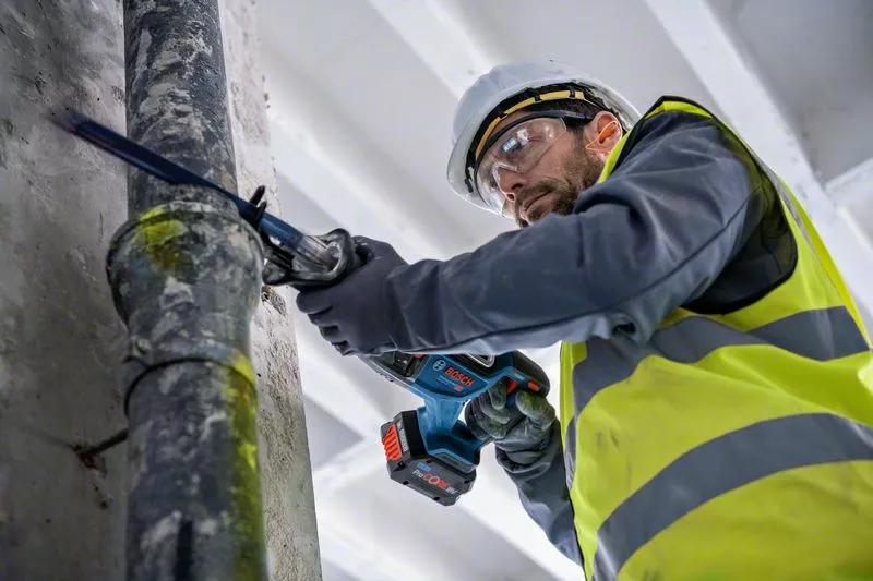 BOSCH COMBI-KIT 4 18V TOOLS: GSR 18V-90C + GDX 18V-210C + GBH 18V-24C + GSA 18V-28 + 1 4.0 AH BATTERY (PROCORE) + 2 5.5 AH BATTERIES (PROCORE) + GAL 1880CV ( L)PROFESSIONAL