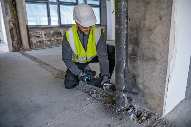 BOSCH COMBI-KIT 4 18V TOOLS: GSR 18V-90C + GDX 18V-210C + GBH 18V-24C + GSA 18V-28 + 1 4.0 AH BATTERY (PROCORE) + 2 5.5 AH BATTERIES (PROCORE) + GAL 1880CV ( L)PROFESSIONAL