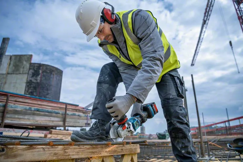 BOSCH COMBI-KIT 4 18V TOOLS: GSR 18V-90C + GWS 18V-15 PSC + GKM 18V-50 + GGS 18V-23 PLC + 1 4.0 AH BATTERY (PROCORE) + 2 5.5 AH BATTERIES (PROCORE) + GAL 1880CV (L) PROFESSIONAL