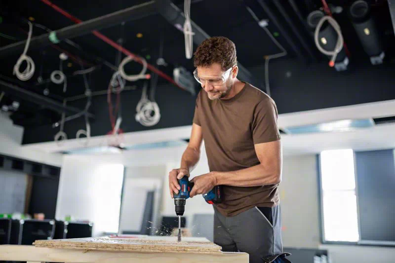 BOSCH COMBI-KIT 5 18V TOOLS: GSR 18V-55 + GWS 18V-10 + GKS 18V-57-2 + GSA 18V-LI + GST ​​18V-125 B + 3 4.0 AH BATTERIES + GAL 1880CV + BAG L (C) PROFESSIONAL