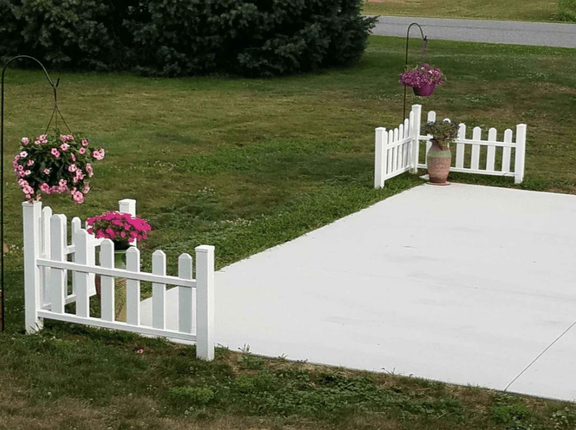 Vita 49 in L x 49 in W x 44 in H Country Corner Vinyl Picket Fence Accent, White, VA20234