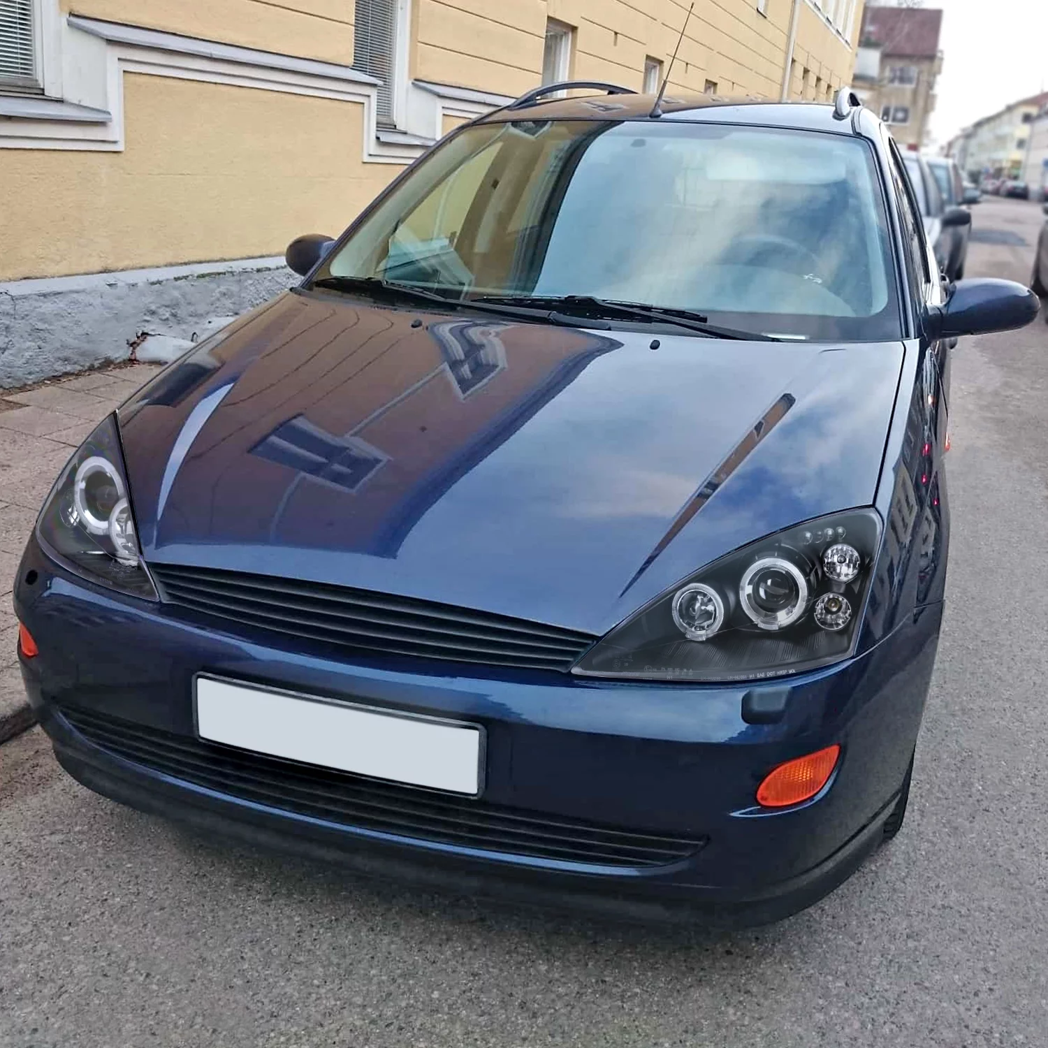 Spec-D Tuning Halo LED Projector Headlights Black Compatible with 2000-2004 Ford Focus, Left + Right Pair Headlamps Assembly