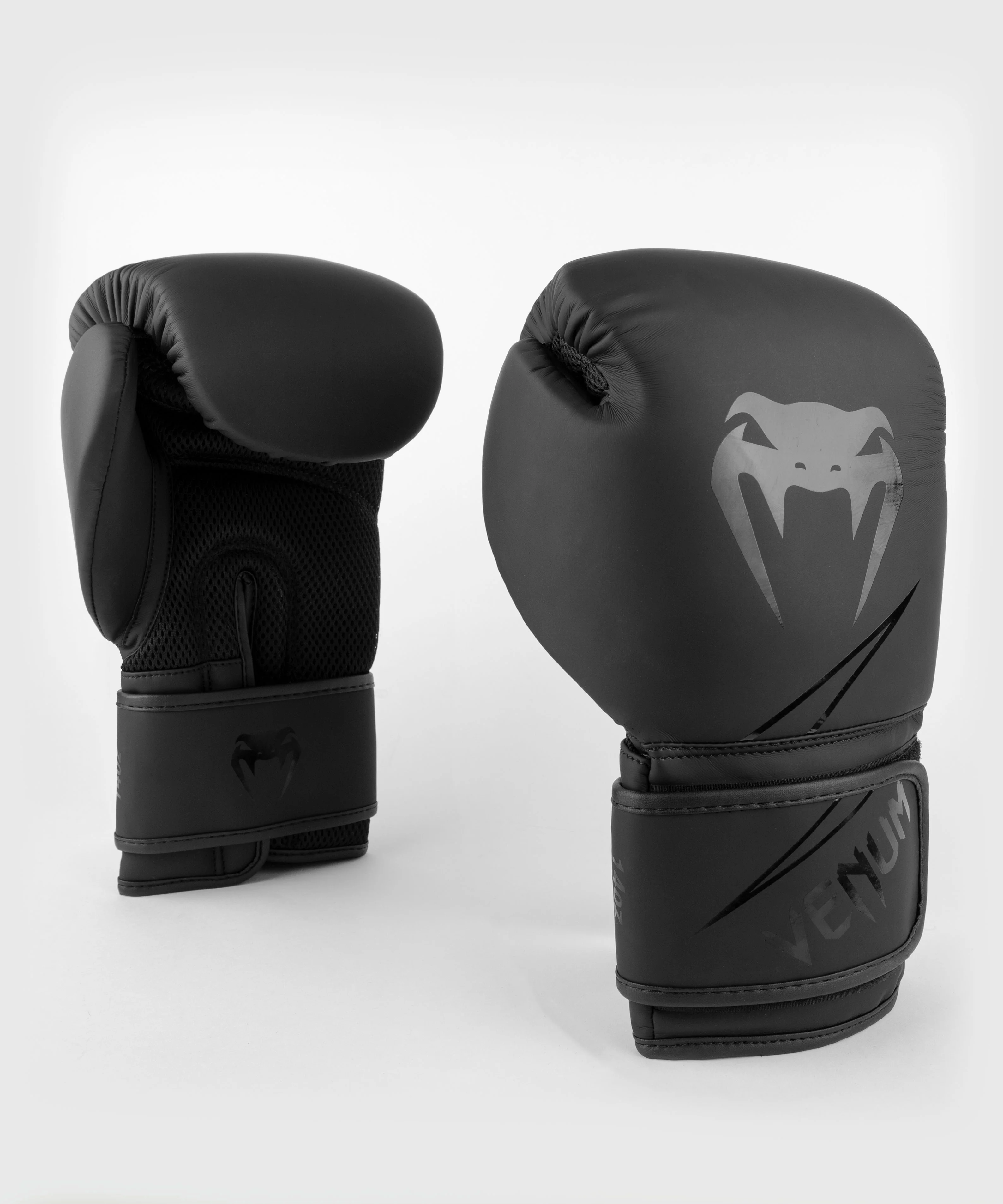Venum Classic Boxing Gloves - Unisex - Black - 16 oz