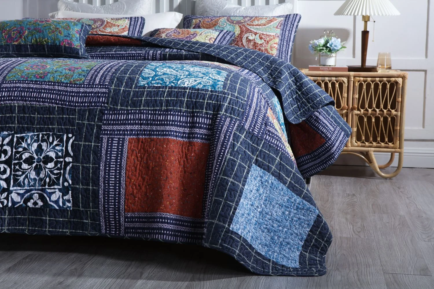 NEWLAKE 3-Piece Floral Cotton Patchwork Quilt Set Decor Quilt Set with Pillow Shams (Queen, Navy Blue)